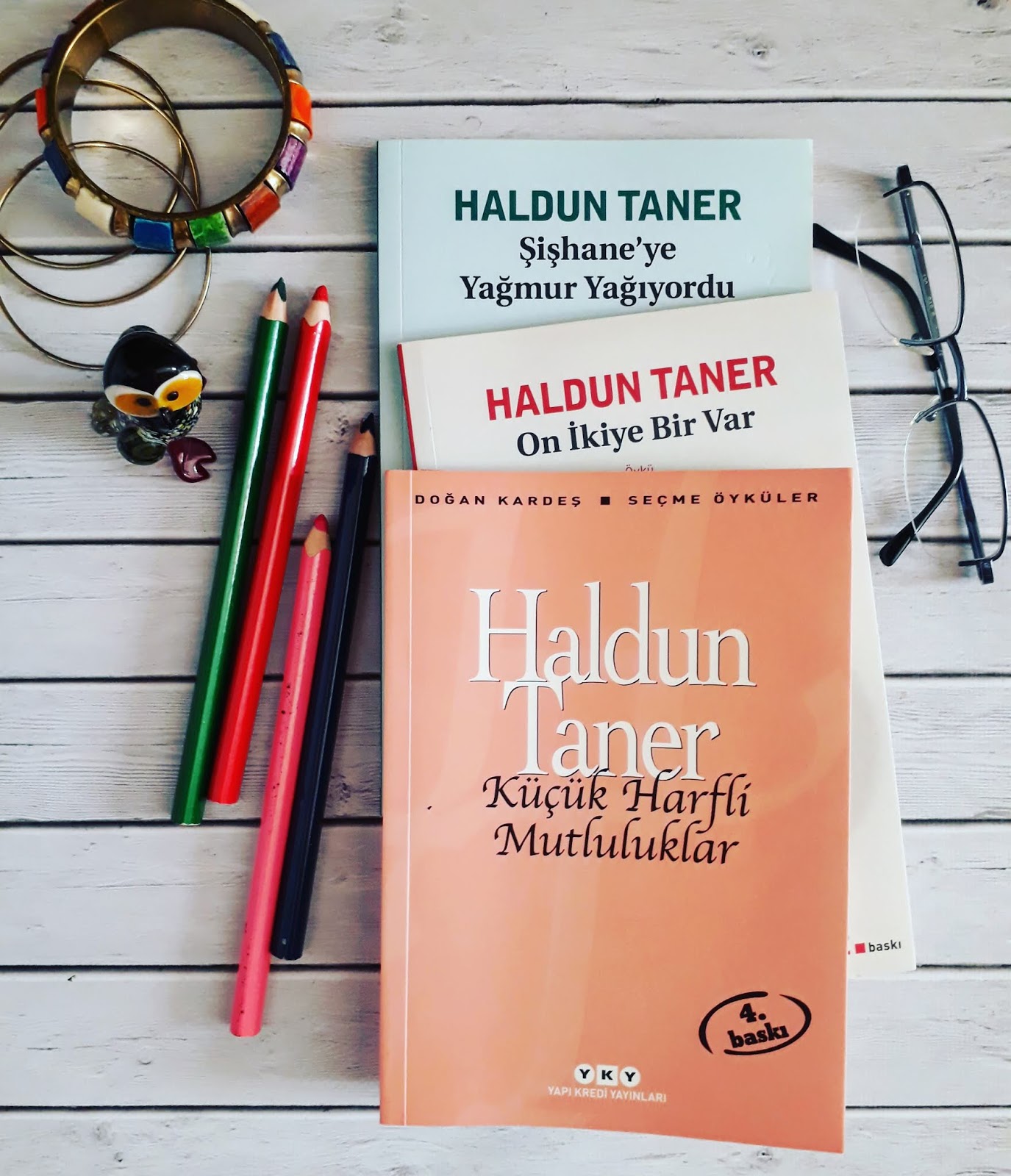 Eski bir kütüphanede duran Haldun Taner kitabı